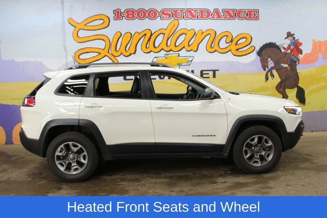 2019 Jeep Cherokee Trailhawk in Pearl White — front three-quarter view