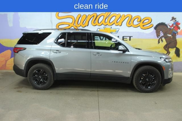 2023 Chevrolet Traverse LT Cloth in Sterling Gray Metallic — front three-quarter view