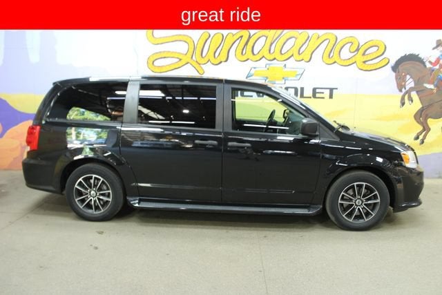 2019 Dodge Grand Caravan SE in Black Onyx Crys — front three-quarter view