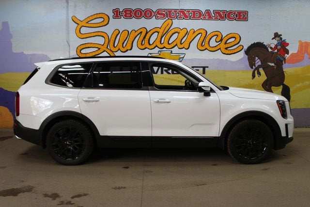 2022 Kia Telluride SX in Gray — front three-quarter view