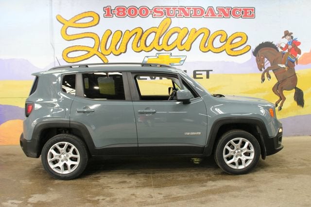 2017 Jeep Renegade Latitude 4x4 in Gray — front three-quarter view